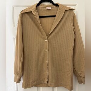 JANE COLBY vintage 1970 tan button down blouse with collar.
